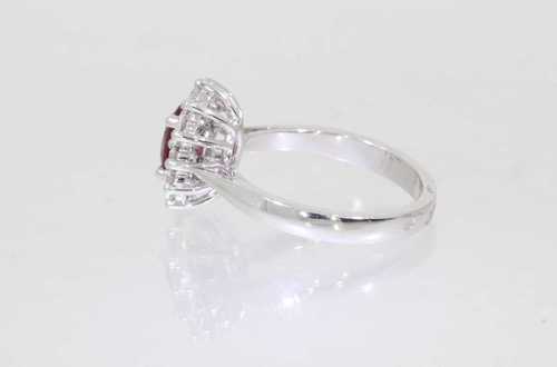 bague-rubis-ovale-diamants-profil.jpg