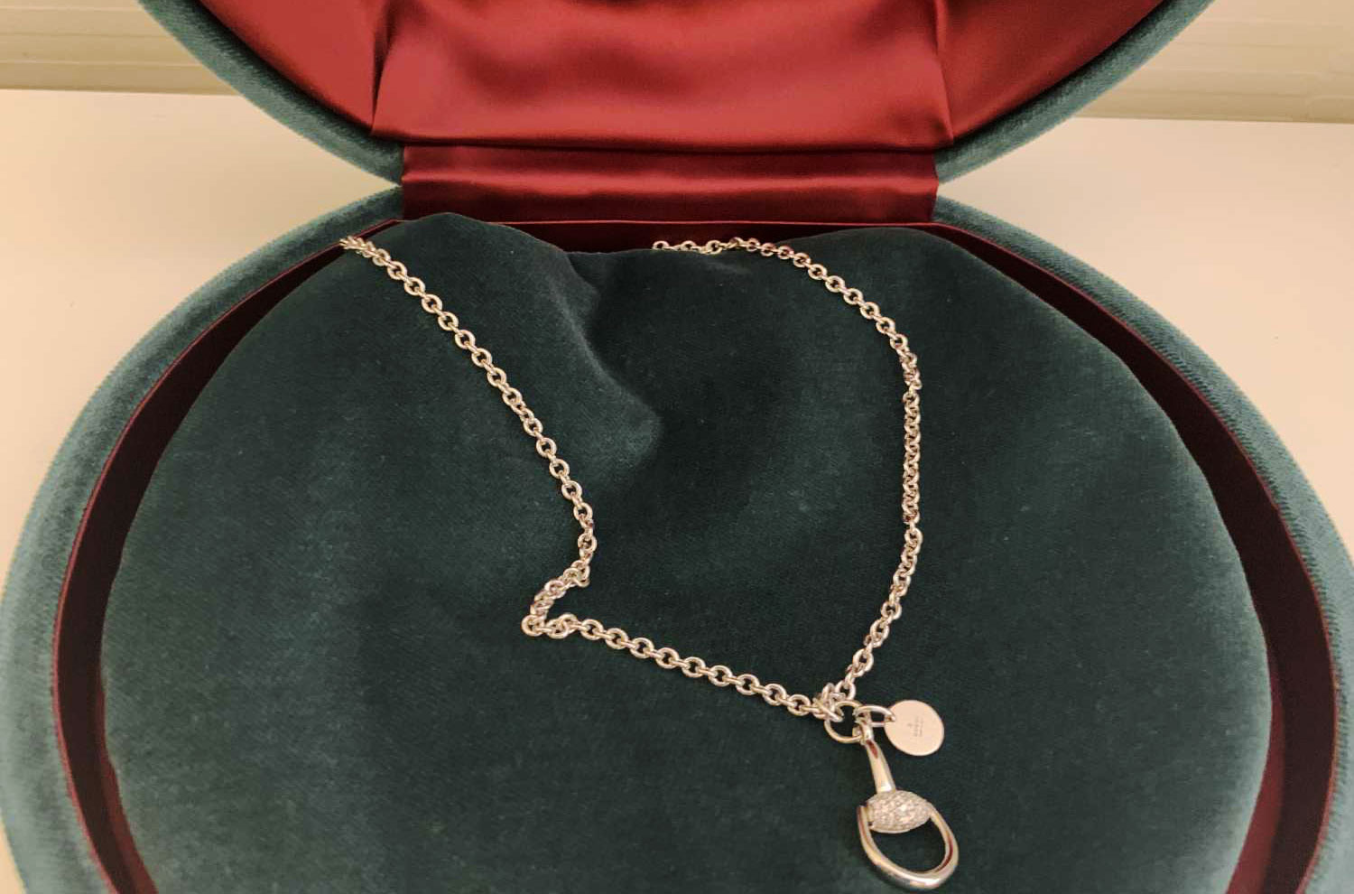 ecrin-mors-collier-or-blanc.jpg