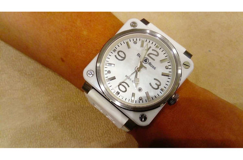 bell-et-ross-ceramique-blanche-poignet.jpg