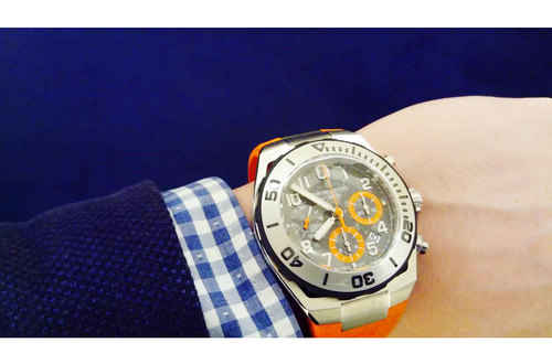 montre-hamilton-orange-poignet.jpg