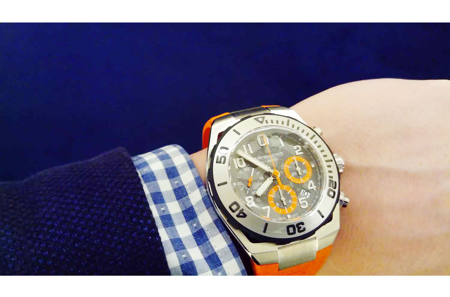 montre-hamilton-orange-poignet.jpg