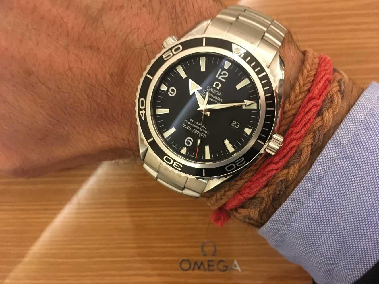 omega-seamaster-planet-ocean-poignet.jpg