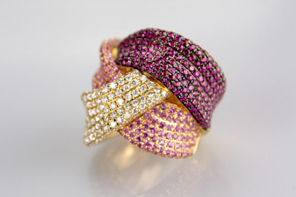 Rubis, saphirs roses et diamants